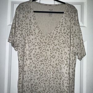 Kyte Baby Women’s Relaxed Fit V-Neck in Oat Leopard